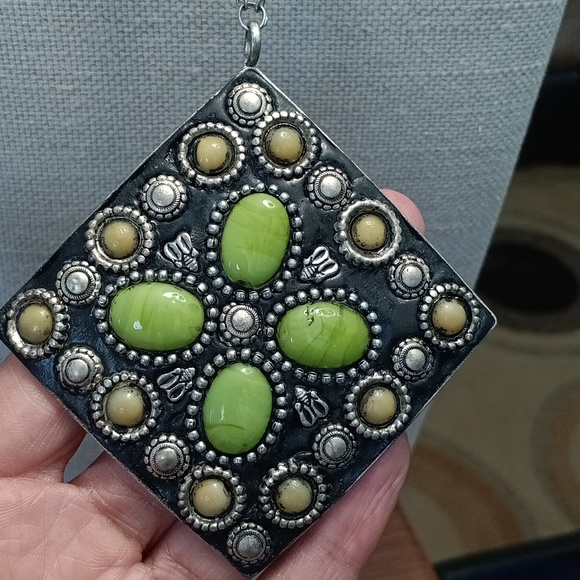 SILVERTONE NECKLACE WITH GREEN STONE AND UNIQUE PENDANT 💚👌🏽 - Picture 4 of 4